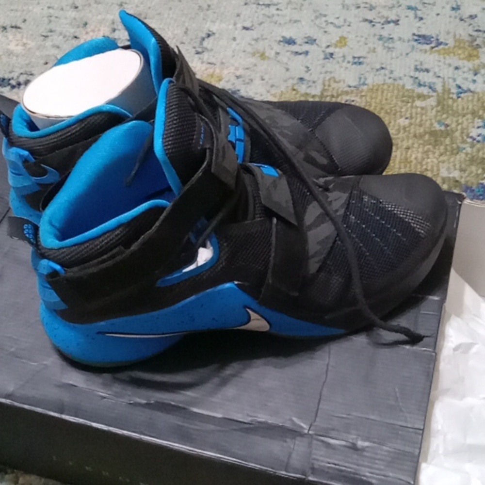 Lebron james sneakers just like new
